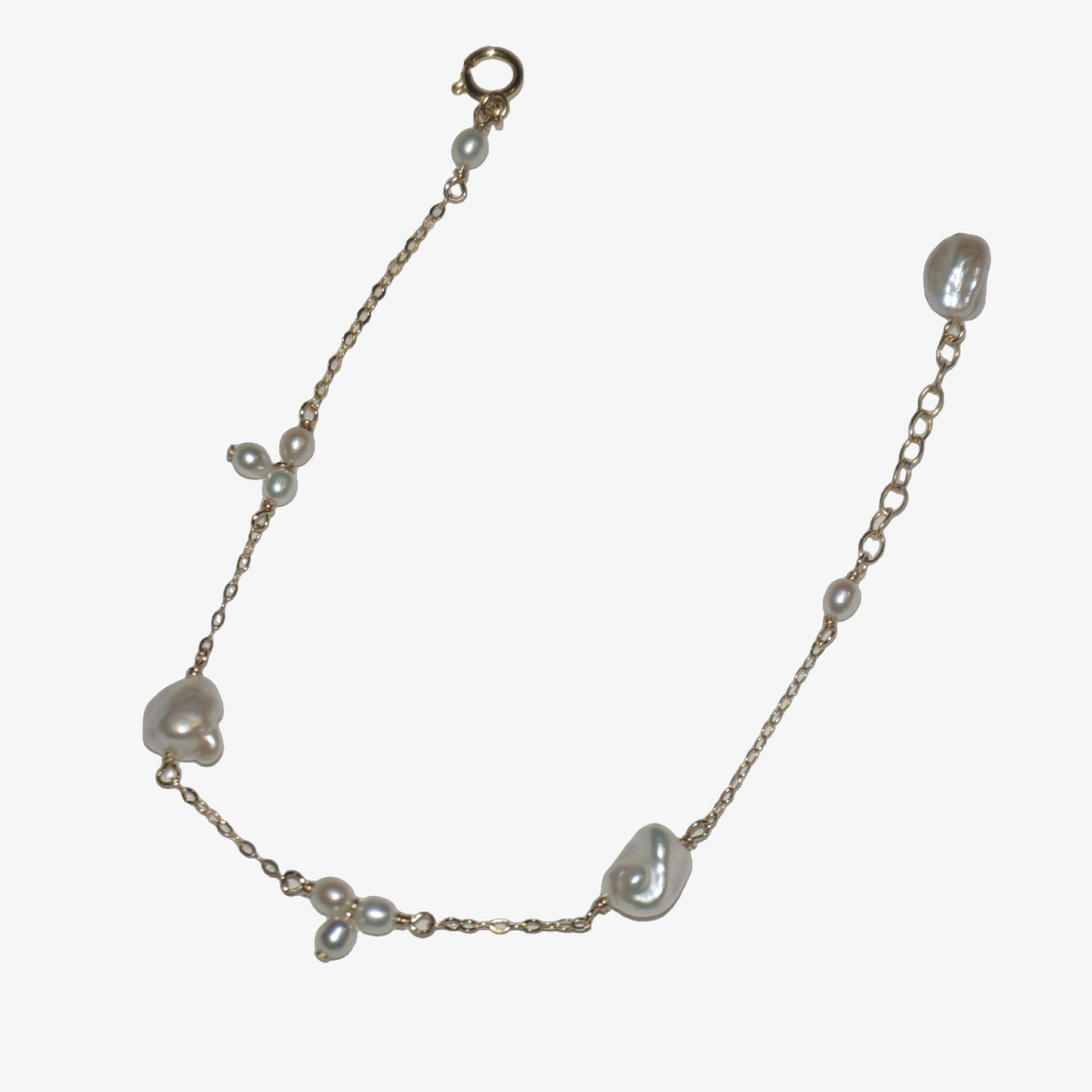 CAMELLIA Dainty Pearl Bracelet